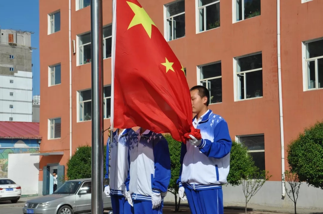 开营仪式上,升国旗,授营旗,学校校长进行讲话.